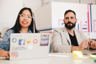 男女が話し合う様子2