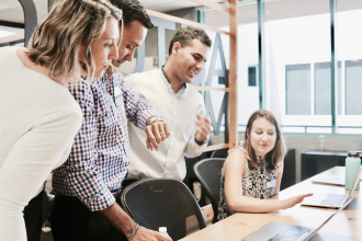 複数人で会議をする様子