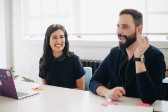 男女が話し合う様子3