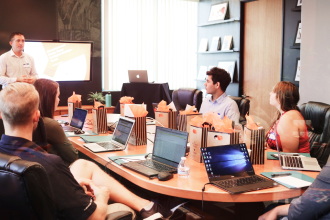 複数人で会議をする様子