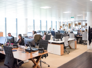 パソコンを使った仕事をする現場の様子